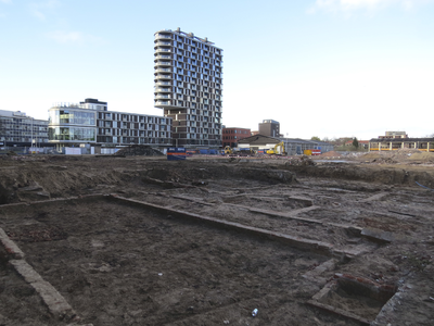 907143 Gezicht op de fundamenten van oude gebouwen, blootgelegd tijdens archeologisch onderzoek op het terrein voor het ...